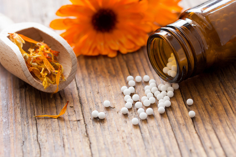 男性が医師に説明している様子